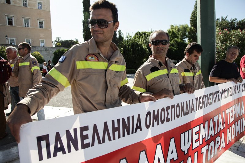 Συγκέντρωση διαμαρτυρίας συμβασιούχων πυροσβεστών στο Σύνταγμα -Ζητούν να ανανεωθεί η θητεία τους[εικόνες] | iefimerida.gr 3