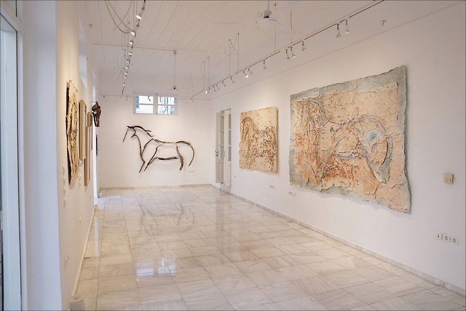 Μάγεψαν τα γλυπτά της Αθανασιάδη στα εγκαίνια της γκαλερί Citronne στον Πόρο [εικόνες]  | iefimerida.gr 0