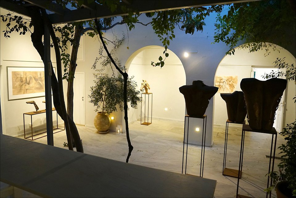 Μάγεψαν τα γλυπτά της Αθανασιάδη στα εγκαίνια της γκαλερί Citronne στον Πόρο [εικόνες]  | iefimerida.gr 7