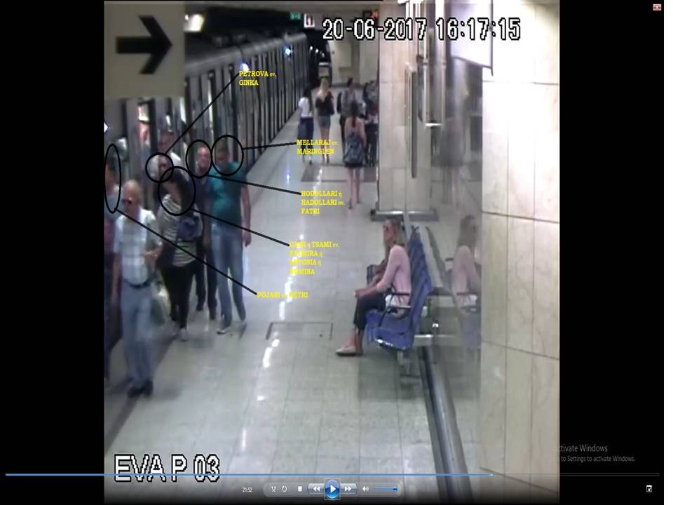 Καρέ-καρέ η δράση των πορτοφολάδων στο μετρό -Αρχηγός μία 36χρονη από την Αλβανία [εικόνες]  | iefimerida.gr 4