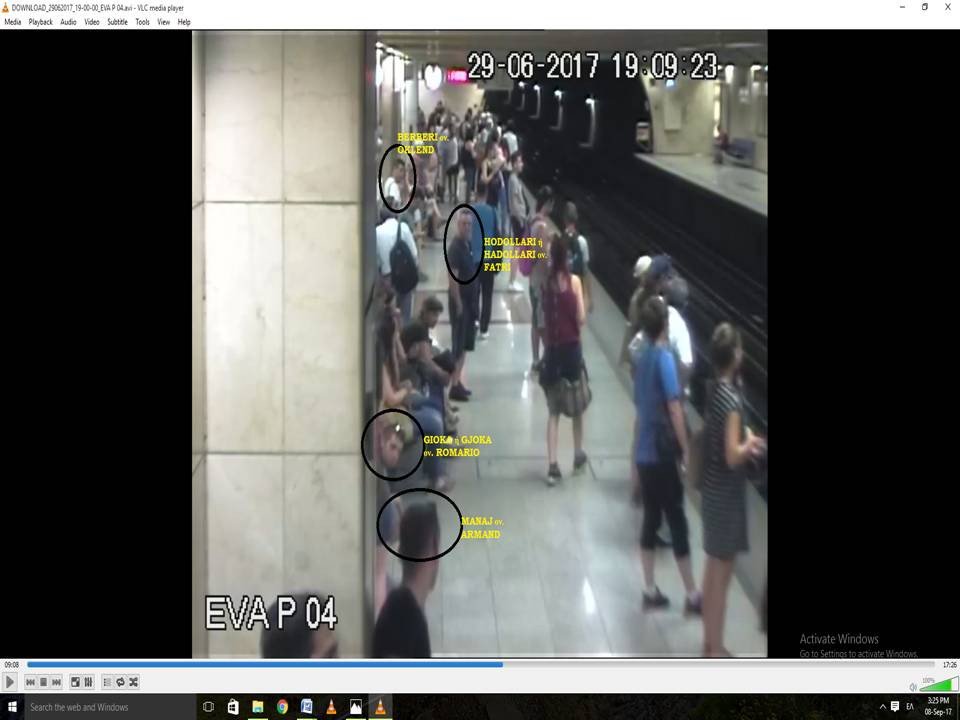 Καρέ-καρέ η δράση των πορτοφολάδων στο μετρό -Αρχηγός μία 36χρονη από την Αλβανία [εικόνες]  | iefimerida.gr 6