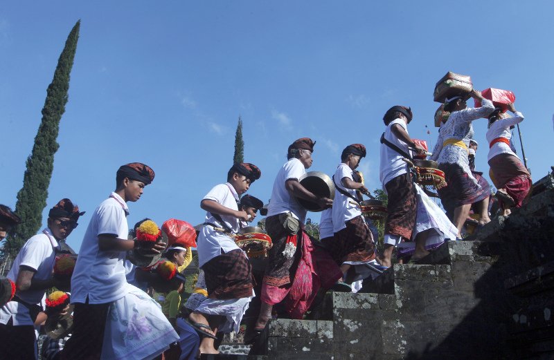 Συναγερμός στο Μπαλί: Απομακρύνουν άρον-άρον κατοίκους και τουρίστες για το φόβο έκρηξης ηφαιστείου [εικόνες & βίντεο]  | iefimerida.gr 6