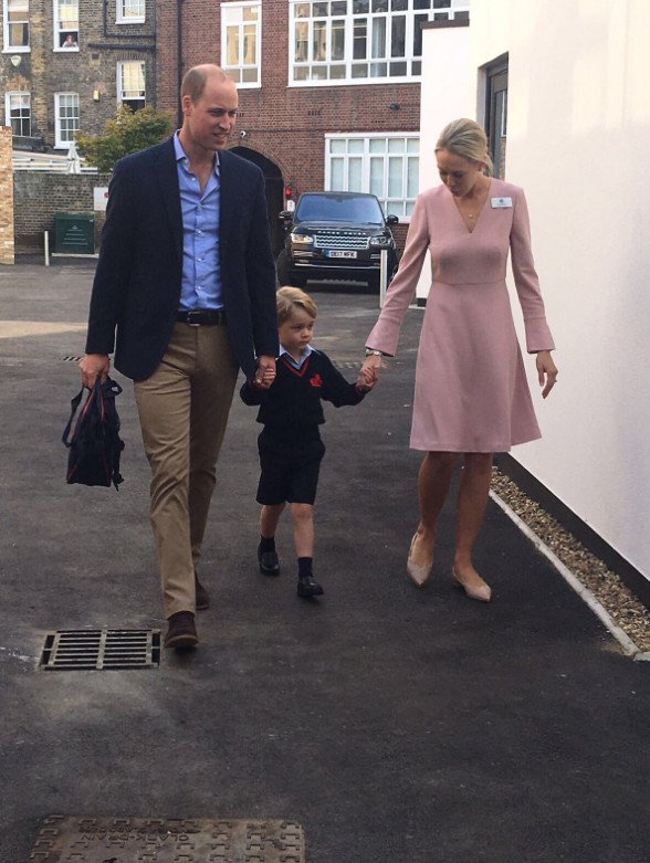 Ο πρίγκιπας Τζορτζ πήγε πρώτη μέρα στο σχολείο: Με στολή και... συνοφρυωμένος [εικόνες &amp; βίντεο] | iefimerida.gr 0
