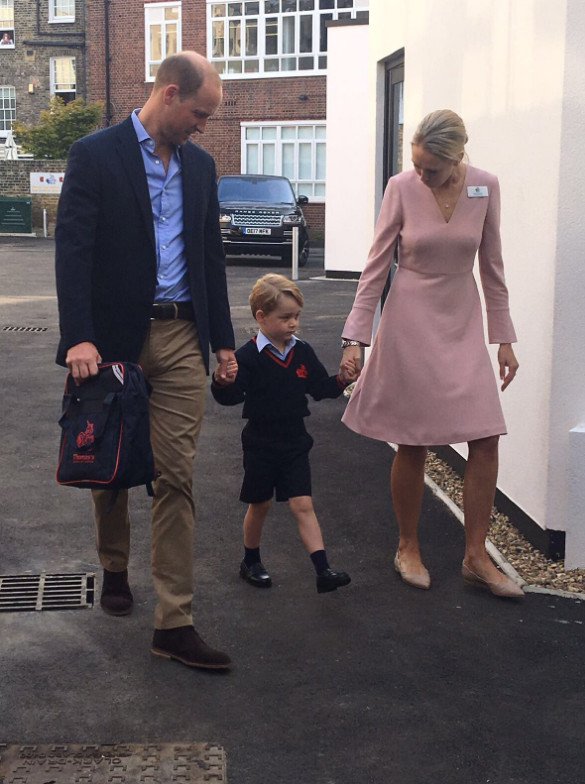 Ο πρίγκιπας Τζορτζ πήγε πρώτη μέρα στο σχολείο: Με στολή και... συνοφρυωμένος [εικόνες &amp; βίντεο] | iefimerida.gr 1