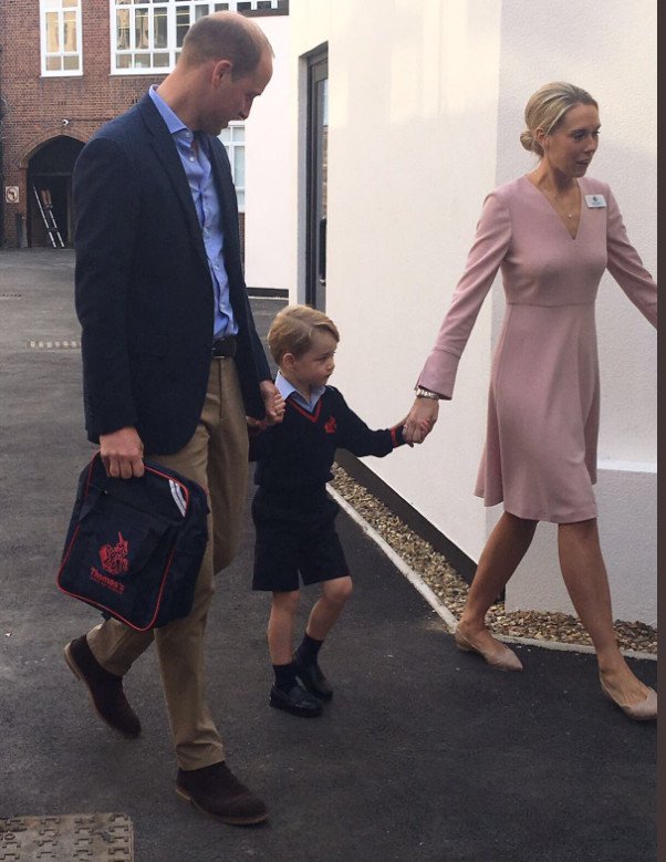 Ο πρίγκιπας Τζορτζ πήγε πρώτη μέρα στο σχολείο: Με στολή και... συνοφρυωμένος [εικόνες &amp; βίντεο] | iefimerida.gr 2