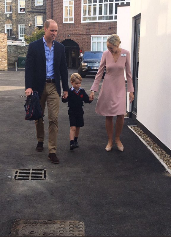Ο πρίγκιπας Τζορτζ πήγε πρώτη μέρα στο σχολείο: Με στολή και... συνοφρυωμένος [εικόνες &amp; βίντεο] | iefimerida.gr 3
