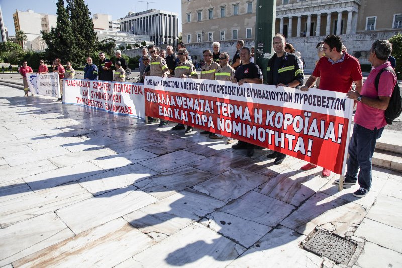 Συγκέντρωση διαμαρτυρίας συμβασιούχων πυροσβεστών στο Σύνταγμα -Ζητούν να ανανεωθεί η θητεία τους[εικόνες] | iefimerida.gr 1