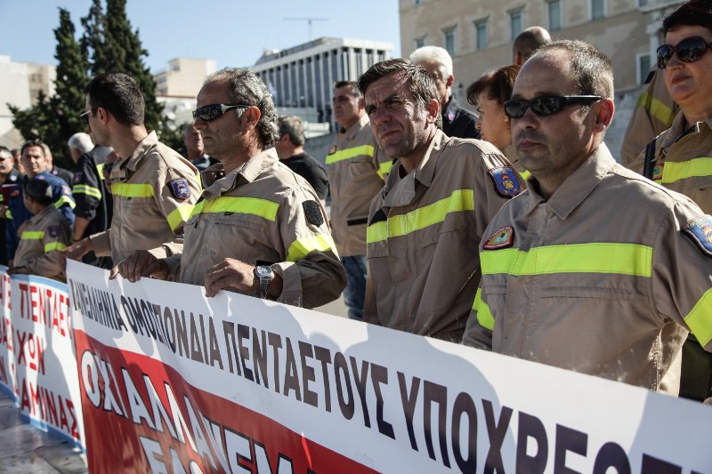 Συγκέντρωση διαμαρτυρίας συμβασιούχων πυροσβεστών στο Σύνταγμα -Ζητούν να ανανεωθεί η θητεία τους[εικόνες] | iefimerida.gr 0
