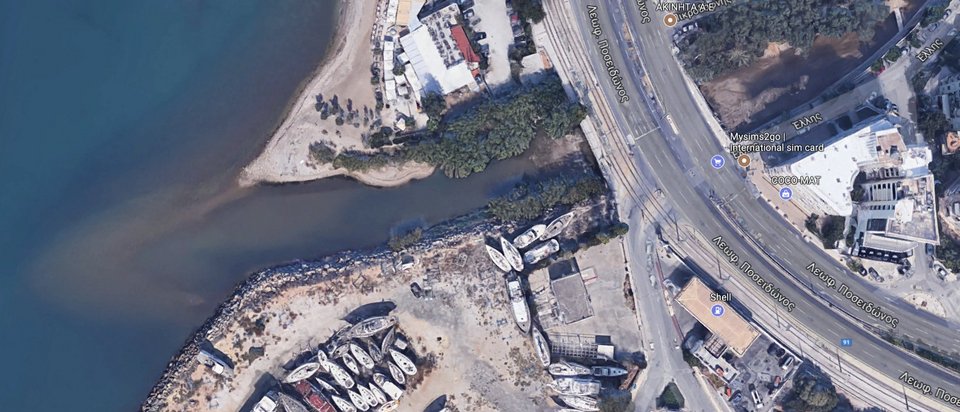 Το ρέμα της Πικροδάφνης στο Παλαιό Φάληρο γέμισε με εκατοντάδες νεκρά ψάρια [εικόνες] | iefimerida.gr 8