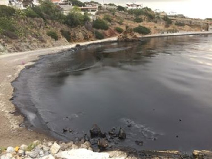 Εικόνες-σοκ: Θάλασσα πίσσας στη Σαλαμίνα μετά τη βύθιση του «Αγία Ζώνη» | iefimerida.gr 8