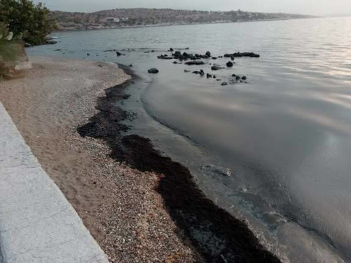 Εικόνες-σοκ: Θάλασσα πίσσας στη Σαλαμίνα μετά τη βύθιση του «Αγία Ζώνη» | iefimerida.gr 9