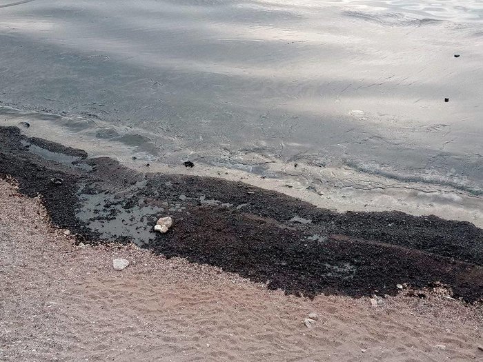 Εικόνες-σοκ: Θάλασσα πίσσας στη Σαλαμίνα μετά τη βύθιση του «Αγία Ζώνη» | iefimerida.gr 10