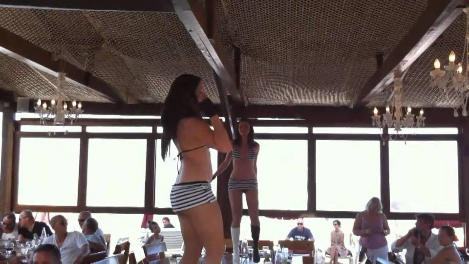 Αγιος Μαρτίνος: Η γαλλο-ολλανδική «Μύκονος» που καταστράφηκε από τον τυφώνα Ιρμα -Πώς χωρίστηκε στη μέση, γιατί έχει ευρώ [εικόνες]  | iefimerida.gr 5