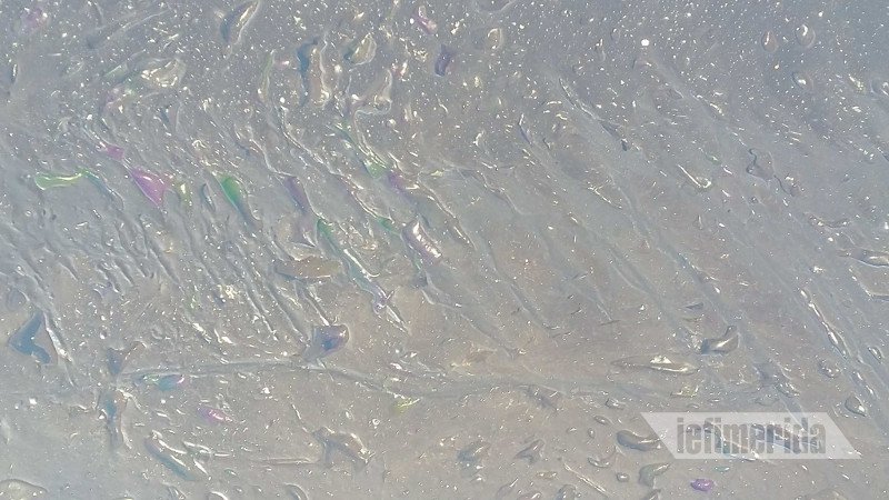 «Μαύρισε» η Σαλαμίνα -Ψαράς κοιτάζει τη βάρκα του και λυγίζει: Πώς θα ζήσω τώρα; [εικόνες] | iefimerida.gr 2