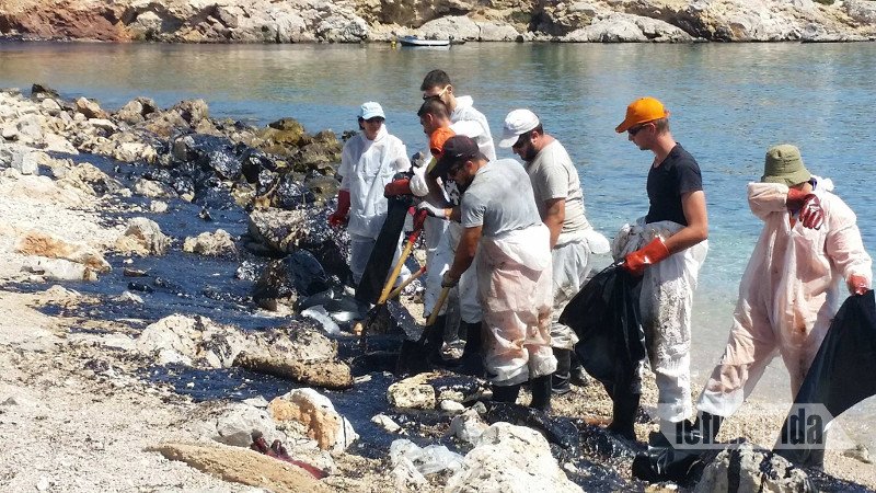 «Μαύρισε» η Σαλαμίνα -Ψαράς κοιτάζει τη βάρκα του και λυγίζει: Πώς θα ζήσω τώρα; [εικόνες] | iefimerida.gr 6