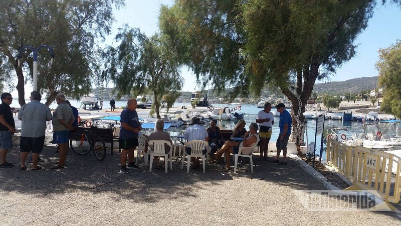 «Μαύρισε» η Σαλαμίνα -Ψαράς κοιτάζει τη βάρκα του και λυγίζει: Πώς θα ζήσω τώρα; [εικόνες] | iefimerida.gr 7