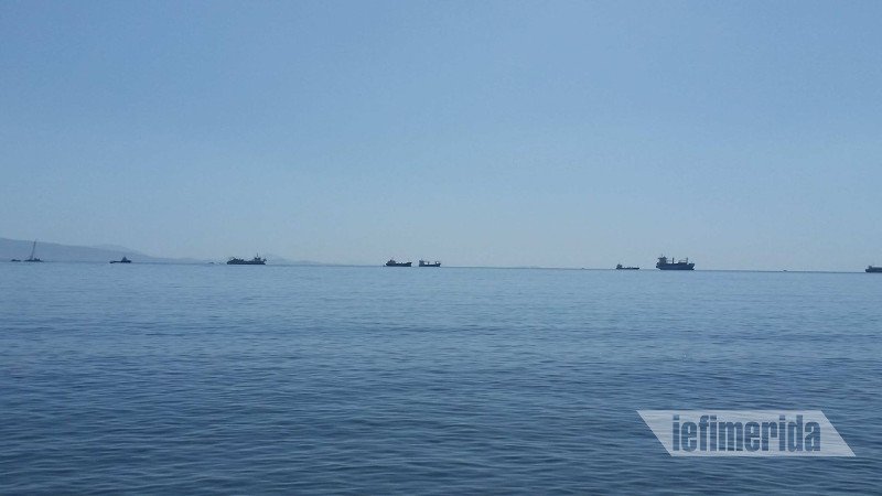 «Μαύρισε» η Σαλαμίνα -Ψαράς κοιτάζει τη βάρκα του και λυγίζει: Πώς θα ζήσω τώρα; [εικόνες] | iefimerida.gr 10