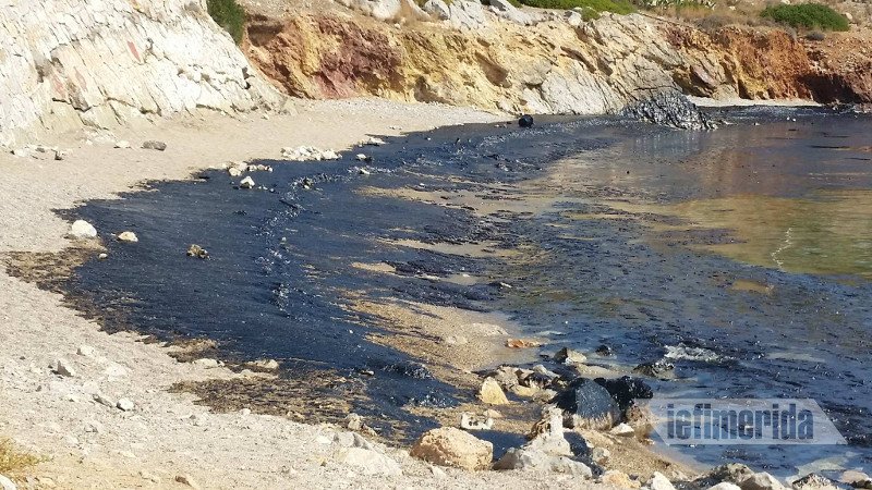 «Μαύρισε» η Σαλαμίνα -Ψαράς κοιτάζει τη βάρκα του και λυγίζει: Πώς θα ζήσω τώρα; [εικόνες] | iefimerida.gr 11