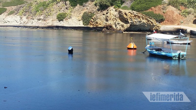 «Μαύρισε» η Σαλαμίνα -Ψαράς κοιτάζει τη βάρκα του και λυγίζει: Πώς θα ζήσω τώρα; [εικόνες] | iefimerida.gr 1