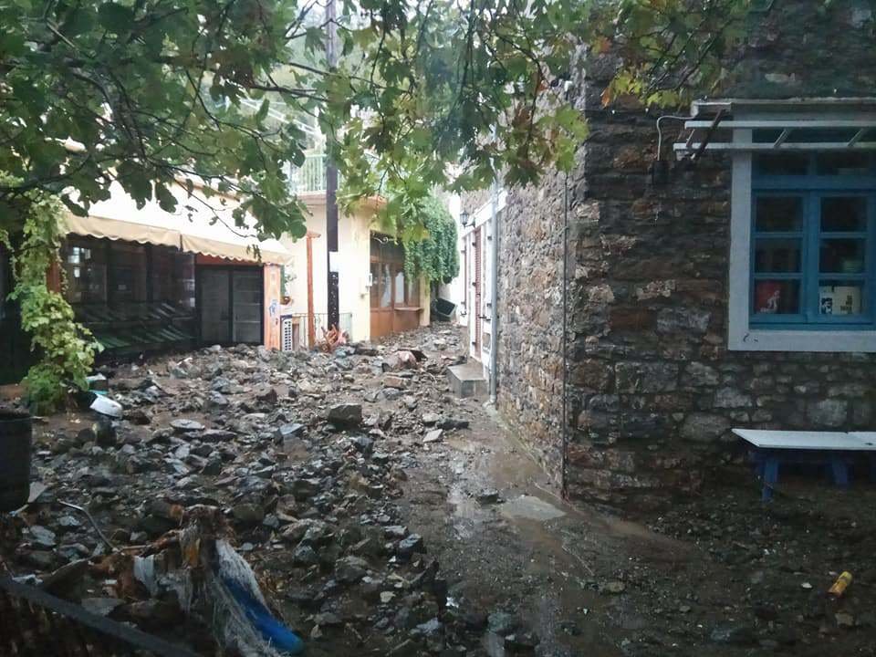 Σε κατάσταση έκτακτης ανάγκης η Σαμοθράκη -«Θάφτηκε» στη λάσπη | iefimerida.gr 3