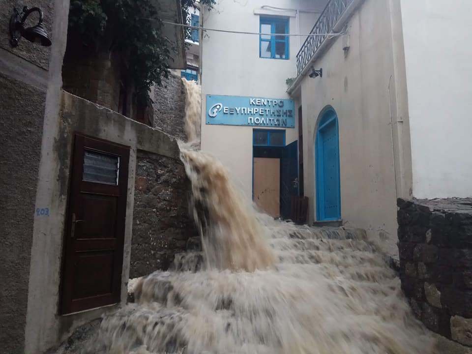 Σε κατάσταση έκτακτης ανάγκης η Σαμοθράκη -«Θάφτηκε» στη λάσπη | iefimerida.gr 0