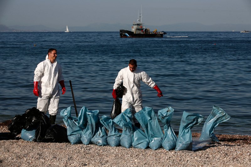 Σαρωνικός SOS: Πίσσα γέμισαν οι ακτές -Η πετρελαιοκηλίδα έφτασε Λαγονήσι [εικόνες] | iefimerida.gr 10