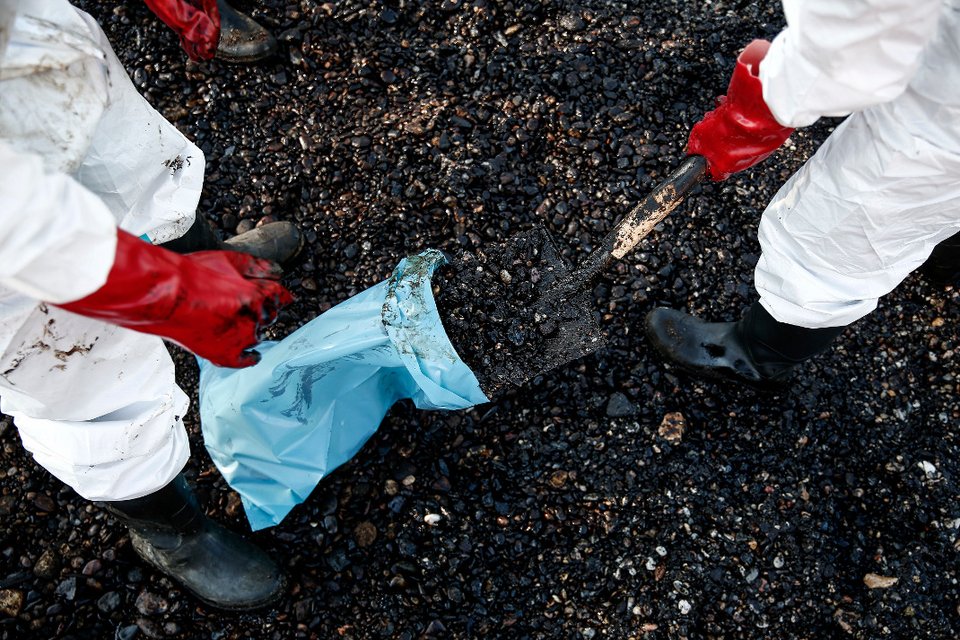 Σαρωνικός SOS: Πίσσα γέμισαν οι ακτές -Η πετρελαιοκηλίδα έφτασε Λαγονήσι [εικόνες] | iefimerida.gr 8