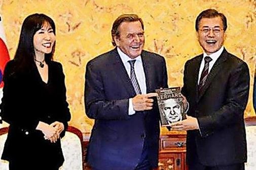 Νοτιοκορεάτισσα, 25 χρόνια μικρότερή του, το νέο αμόρε του Γκέρχαρντ Σρέντερ [εικόνες] | iefimerida.gr 0