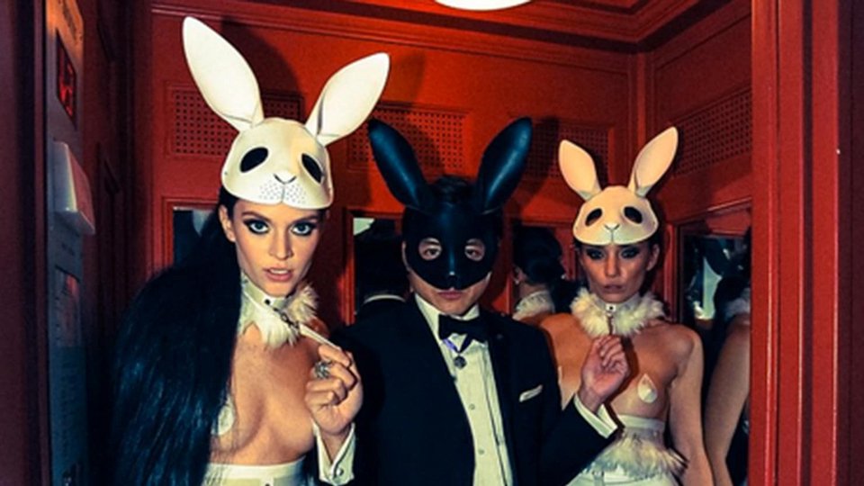 Mέσα στο σεξ κλαμπ του Χόλιγουντ -Σκηνικό που θυμίζει «50 Αποχρώσεις του Γκρι», πελάτες η Γκουίνεθ Πάλτροου και άλλοι σταρ [εικόνες & βίντεο] | iefimerida.gr 5