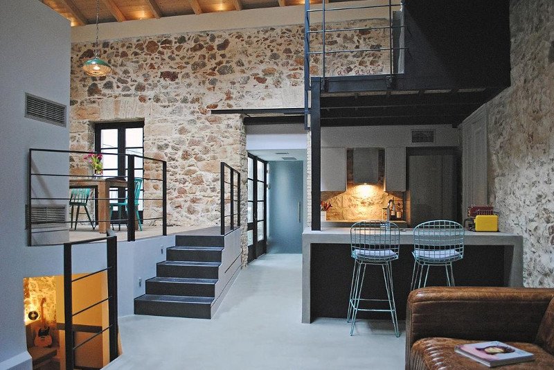 Το νεοκλασικό του Κάρολου Κουν στα Εξάρχεια ανακαινίσθηκε και μετατράπηκε σε ένα μοντέρνο σπίτι [εικόνες]  | iefimerida.gr 0