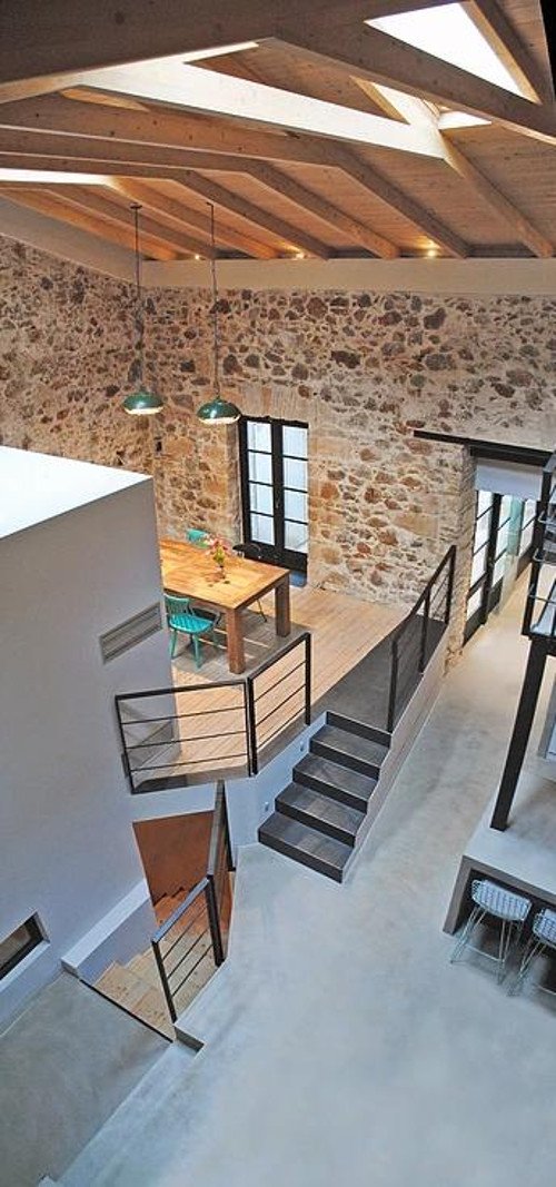 Το νεοκλασικό του Κάρολου Κουν στα Εξάρχεια ανακαινίσθηκε και μετατράπηκε σε ένα μοντέρνο σπίτι [εικόνες]  | iefimerida.gr 1