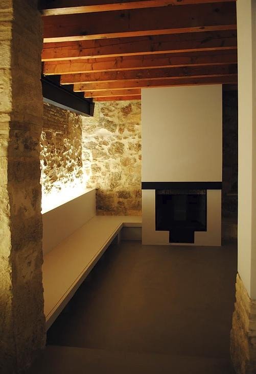 Το νεοκλασικό του Κάρολου Κουν στα Εξάρχεια ανακαινίσθηκε και μετατράπηκε σε ένα μοντέρνο σπίτι [εικόνες]  | iefimerida.gr 3