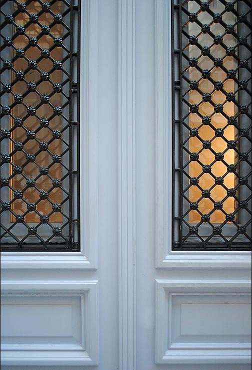 Το νεοκλασικό του Κάρολου Κουν στα Εξάρχεια ανακαινίσθηκε και μετατράπηκε σε ένα μοντέρνο σπίτι [εικόνες]  | iefimerida.gr 4