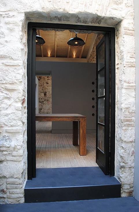 Το νεοκλασικό του Κάρολου Κουν στα Εξάρχεια ανακαινίσθηκε και μετατράπηκε σε ένα μοντέρνο σπίτι [εικόνες]  | iefimerida.gr 7