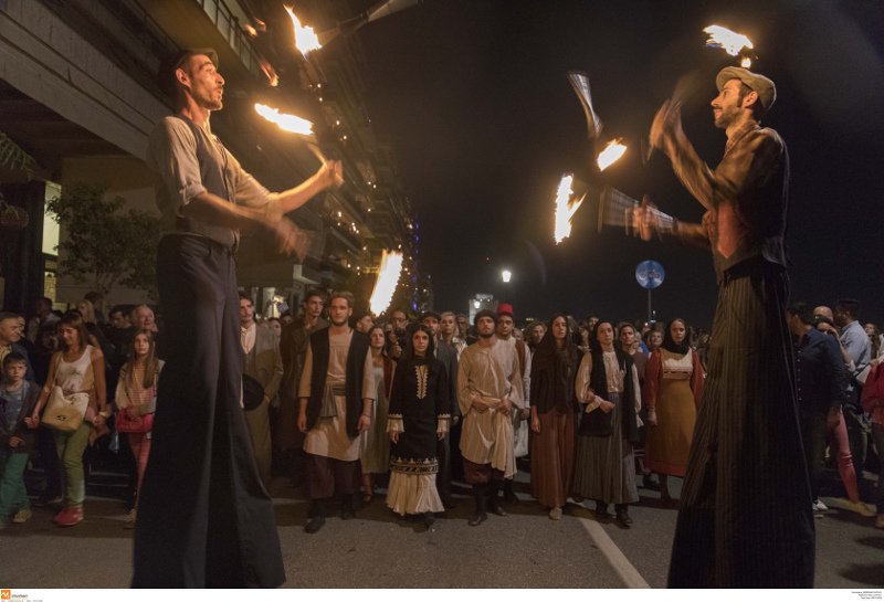 100 χρόνια από τη Μεγάλη Πυρκαγιά της Θεσσαλονίκης: Θέαμα με καπνούς, φλόγες και κοστούμια [εικόνες & βίντεο] | iefimerida.gr 6