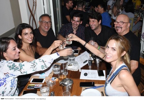 Eμφάνιση έκπληξη της Τόνιας Σωτηροπούλου -Πήγε στο νέο μαγαζί του Αλέξη Γεωργούλη [εικόνες] | iefimerida.gr 1