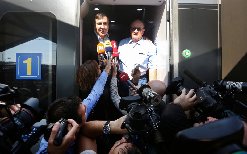 Ο Σαακασβίλι έσπασε το μπλόκο των αρχών και επέστρεψε «διά της βίας» στην Ουκρανία [εικόνες]  | iefimerida.gr 1
