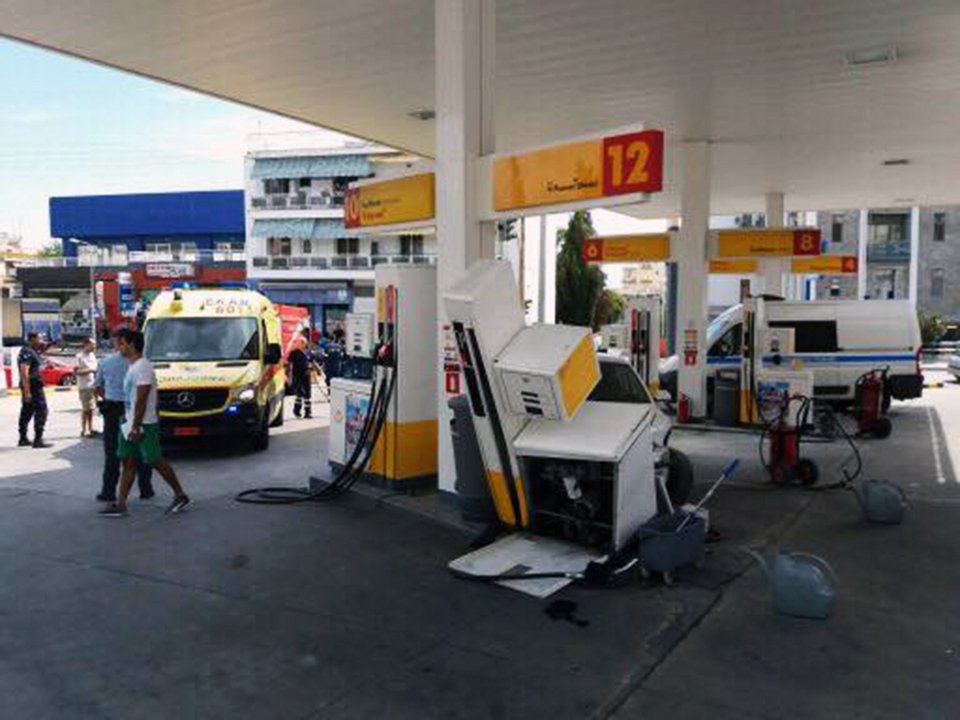 Απίστευτο τροχαίο στην Καβάλα: Αυτοκίνητα συγκρούστηκαν και παρέσυραν μηχανή μέσα σε βενζινάδικο [εικόνες] | iefimerida.gr 7