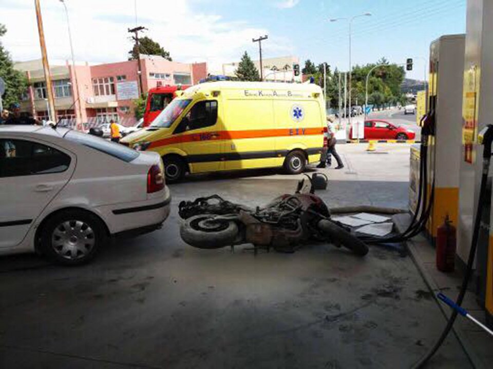 Απίστευτο τροχαίο στην Καβάλα: Αυτοκίνητα συγκρούστηκαν και παρέσυραν μηχανή μέσα σε βενζινάδικο [εικόνες] | iefimerida.gr 5