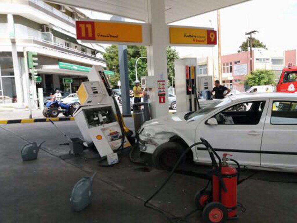 Απίστευτο τροχαίο στην Καβάλα: Αυτοκίνητα συγκρούστηκαν και παρέσυραν μηχανή μέσα σε βενζινάδικο [εικόνες] | iefimerida.gr 3