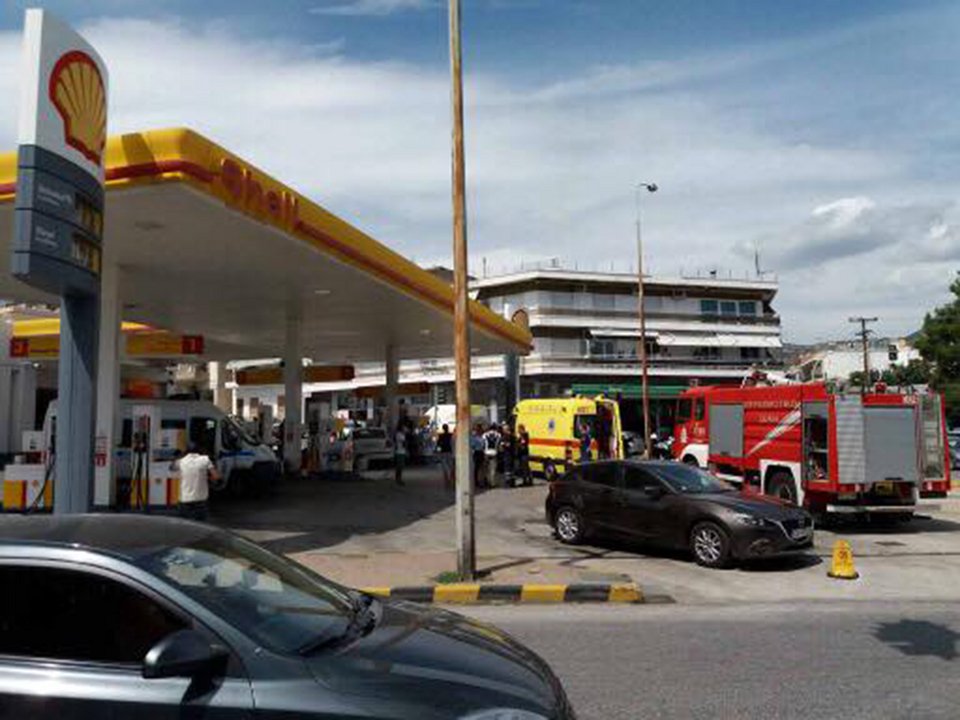 Απίστευτο τροχαίο στην Καβάλα: Αυτοκίνητα συγκρούστηκαν και παρέσυραν μηχανή μέσα σε βενζινάδικο [εικόνες] | iefimerida.gr 2