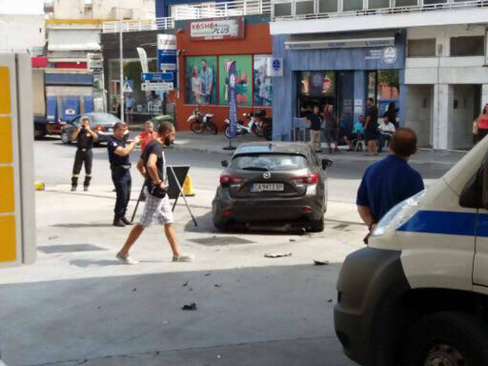 Απίστευτο τροχαίο στην Καβάλα: Αυτοκίνητα συγκρούστηκαν και παρέσυραν μηχανή μέσα σε βενζινάδικο [εικόνες] | iefimerida.gr 1