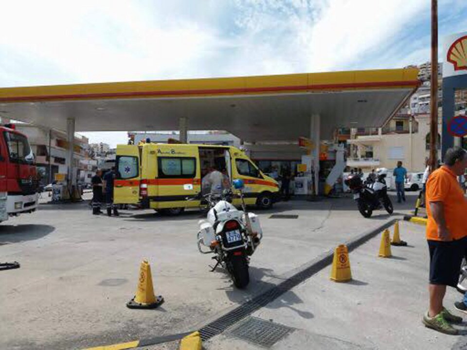 Απίστευτο τροχαίο στην Καβάλα: Αυτοκίνητα συγκρούστηκαν και παρέσυραν μηχανή μέσα σε βενζινάδικο [εικόνες] | iefimerida.gr 9