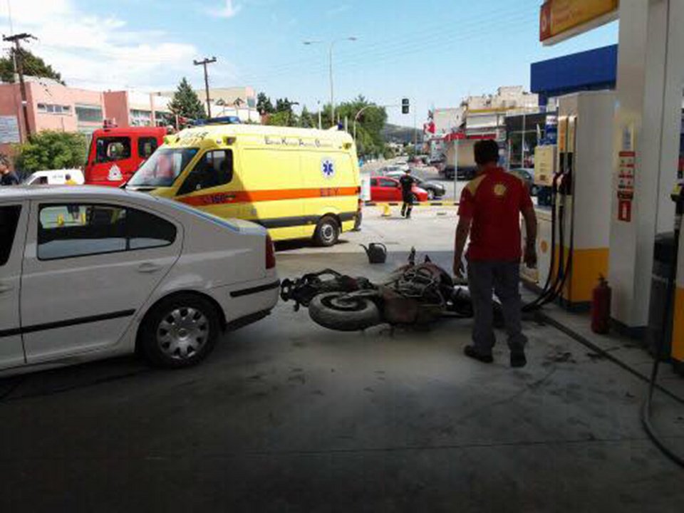 Απίστευτο τροχαίο στην Καβάλα: Αυτοκίνητα συγκρούστηκαν και παρέσυραν μηχανή μέσα σε βενζινάδικο [εικόνες] | iefimerida.gr 0