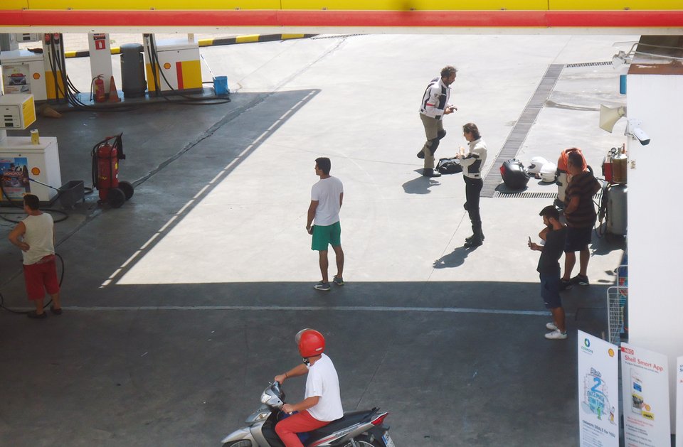 Απίστευτο τροχαίο στην Καβάλα: Αυτοκίνητα συγκρούστηκαν και παρέσυραν μηχανή μέσα σε βενζινάδικο [εικόνες] | iefimerida.gr 6