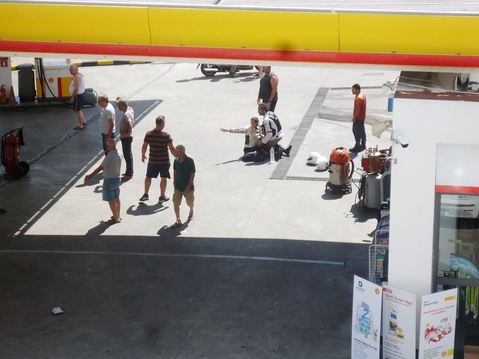 Απίστευτο τροχαίο στην Καβάλα: Αυτοκίνητα συγκρούστηκαν και παρέσυραν μηχανή μέσα σε βενζινάδικο [εικόνες] | iefimerida.gr 10