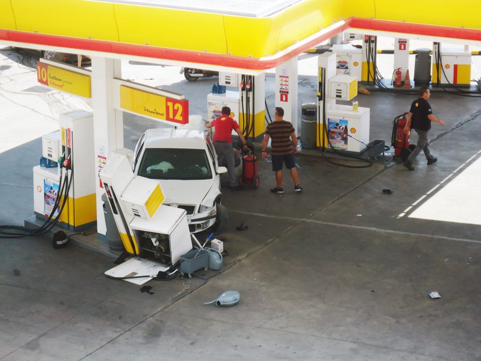 Απίστευτο τροχαίο στην Καβάλα: Αυτοκίνητα συγκρούστηκαν και παρέσυραν μηχανή μέσα σε βενζινάδικο [εικόνες] | iefimerida.gr 8