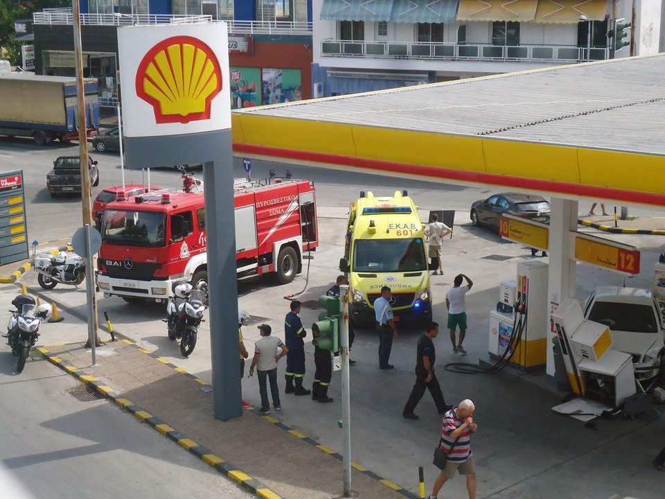 Απίστευτο τροχαίο στην Καβάλα: Αυτοκίνητα συγκρούστηκαν και παρέσυραν μηχανή μέσα σε βενζινάδικο [εικόνες] | iefimerida.gr 4