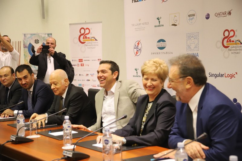 Η βόλτα του Τσίπρα στα περίπτερα της ΔΕΘ  | iefimerida.gr 0