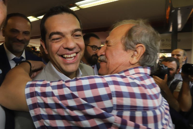Η βόλτα του Τσίπρα στα περίπτερα της ΔΕΘ  | iefimerida.gr 1